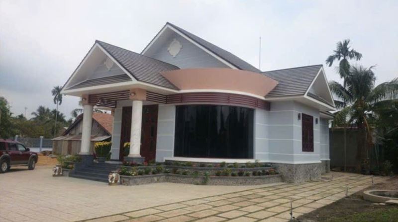 Biệt thự Phước Thiền hoàn thiện, bồn hoa nhiều cấp uốn cong và vành cong trên mảng kính