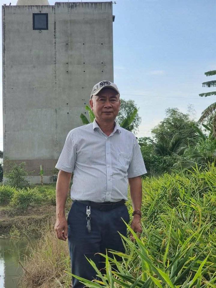 Anh Khánh trước nhà yến ở vùng rừng U Minh